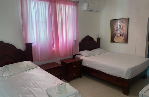 Gascue Hotel | Comfortable Double Bed Room with Private Bathroom – National District