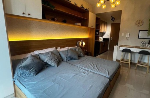 Legazpi Village Apartment | Condo in Red Residences -Self Check-in - Fast Wi-Fi