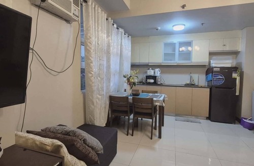 Pasay House | Cozy 1-bedroom building in peaceful Pasay City with AC and gym