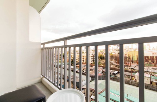 Mandaluyong Condo | Cozy condo with AC in soothing near Rockwell
