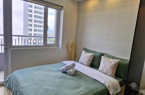 Ususan Apartment | Cozy retreat w Balcony, Netflix, 100 mbps internet, Pool, near BGC