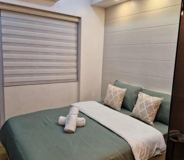 Ususan Apartment | Cozy retreat w Balcony, Netflix, 100 mbps internet, Pool, near BGC