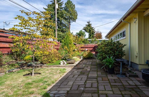 Friendly Apartment | Cozy Sunflower Studio: 1 bedroom retreat, 7 min to UO & 4 min to downtown Eugene.