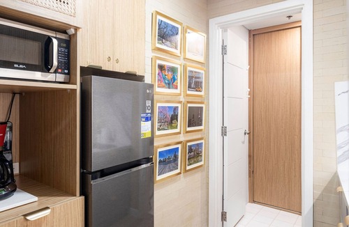 Bonifacio Global City Condo | Cozy Tropics in BGC w/fast Wifi + Netflix