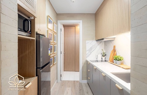 Bonifacio Global City Condo | Cozy Tropics in BGC w/fast Wifi + Netflix