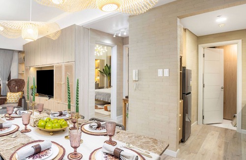 Bonifacio Global City Condo | Cozy Tropics in BGC w/fast Wifi + Netflix