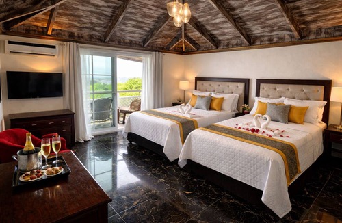 Juan Esteban Hotel | DAYMOND BLUE TROPICAL LODGE