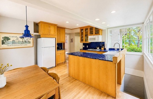 Hood River House | Downtown home, large deck, short walk to the heart of Hood River! Pet Friendly!