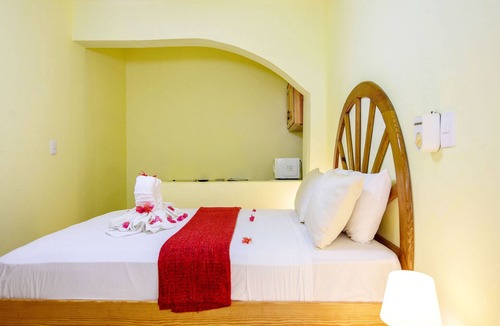 El Batey Hotel | Dowtown guest-friendly hotel room steps from all shops/bars/beaches