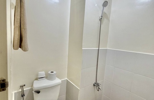 Highway Hills Apartment | EDSA Cozy City View Stay by Easy Properties
