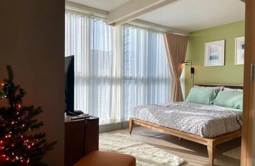 Bonifacio Global City Apartment | Elegant 1 BR Condo with Balcony in Uptown Parksuites II, BGC
