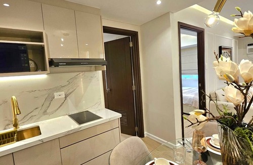 Barangka Ilaya Condo | Elegant Getaway, Modern Comfort + Prime Access 2BR 1 BATH, AC UNIT ON EACH ROOM