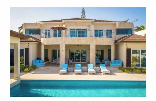 Los Brazos Villa | Escape to Paradise and Feel like Royalty in this Stunning 7-Bedroom Luxury Villa