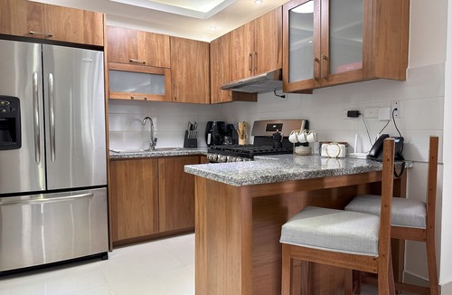 Cerro Alto Apartment | Experience rustic elegance in our 3-bed, 2-bath master suite, complete with a king-size bed and a fully equipped kitchen. Enjoy an elegant living room, a spacious dining area, and a perfect balcony for relaxing. Complex amenities include a gym, pool