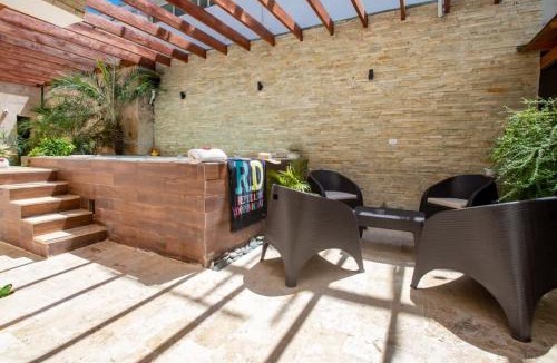 El Batey Hostel | Getaway room with shared Jacuzzi in the center