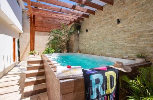 El Batey Hostel | Getaway room with shared Jacuzzi in the center