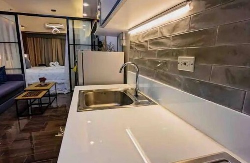 San Antonio Condo | Glam Private 1-BR AIR + Makati City Skyline View