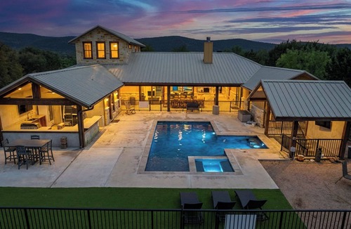 Sabinal House | Golfers paradise minutes away from the Frio River!