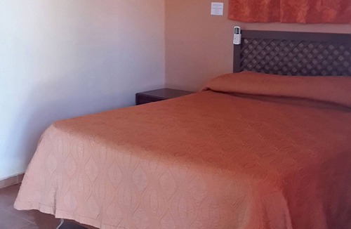 Playa Chiquita Hotel | Guest-friendly hotel room, pool/TV/billiard/AC, free breakfast/shuttle bus!