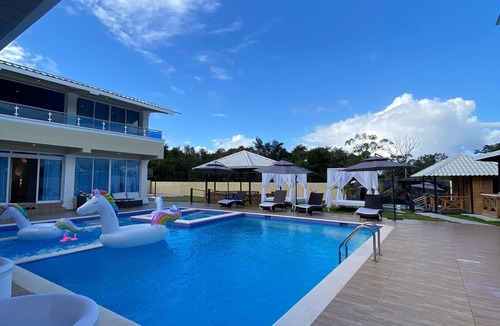 Yamasa Villa | Hermosa Villa Mi Casita con 8 habitaciones 8 baños 12 cama Yamasa Monte Plata.