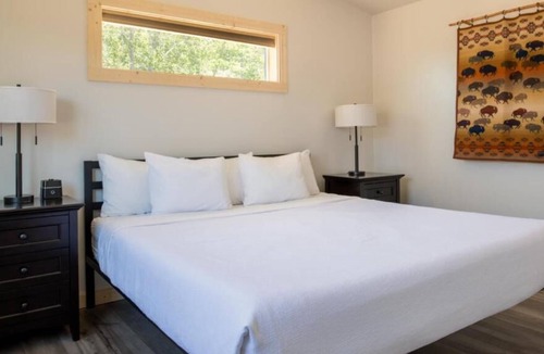 Boardman House | Hire Motorized Watercraft on Site! 4 Modern Spaces w/ Breathtaking Views, Pool