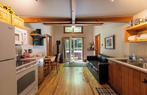 Victor Cabin | Hot Tub in the treetops with Timber Framed 2 bedroom cabin hidding in the woods