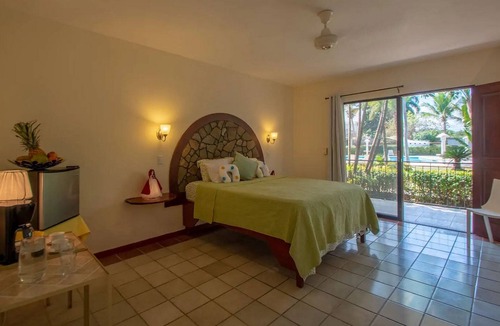 Playa Chiquita Hotel | Hotel room with the largest swimming pool in the area