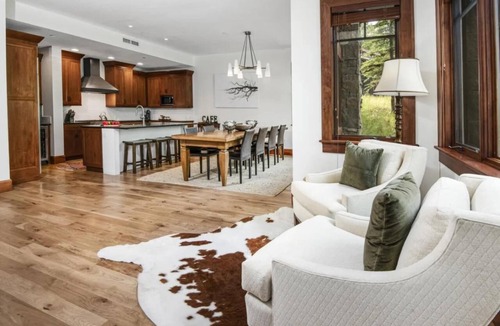 Avon Condo | Hummingbird Lodge A101 — True Ski-In/Ski-Out Best Ski Access in Bachelor Gulch