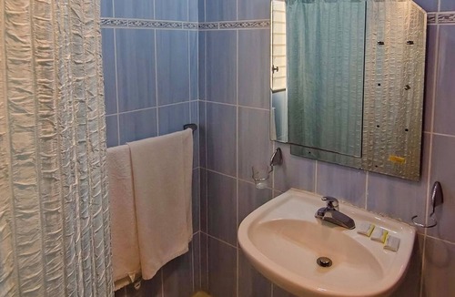 Villas Ana Maria Hotel | Inexpensive room near clubs, free breakfast, pool/AC/hot water/Cable TV/Wi-fi