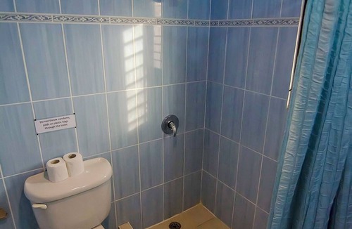 Villas Ana Maria Hotel | Inexpensive room near clubs, free breakfast, pool/AC/hot water/Cable TV/Wi-fi