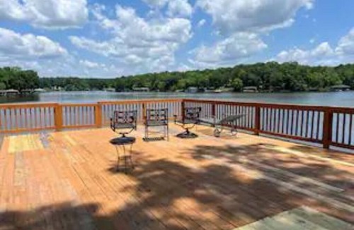 Bracey House | Lake Haven, Breathtaking views, pet-friendly, Stunning outdoor spaces