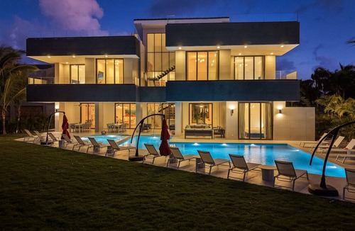 Punta Cana Villa | Las Palmas 3: Luxury retreat w/pool, Jacuzzi, games, golf carts & full staff