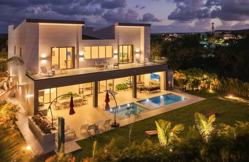 Punta Cana Villa | Las Palmas 4: Lux retreat w/pool, jacuzzi, games, full staff & golf carts