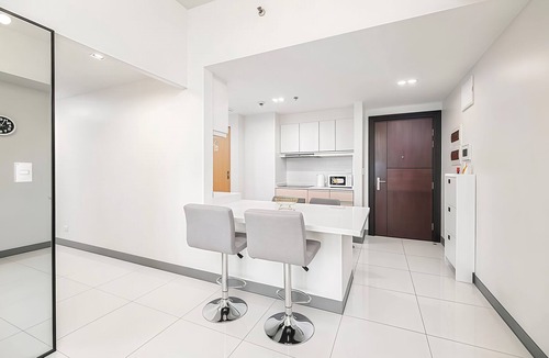 Bonifacio Global City Condo | Luxe & Cozy 2BR Uptown, BGC | Netflix + Nightlife