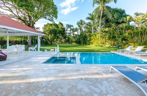 Los Lagos Villa | Luxury 5 bdrm steps from beach with pool, jacuzzi!