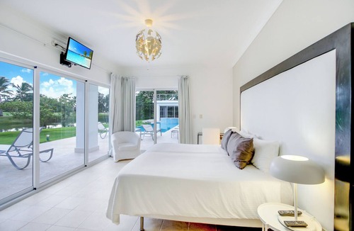 Bavaro Villa | Luxury 8BR Caribbean Golf Villa - Private Chef, Pool, Jacuzzi & Golf Views