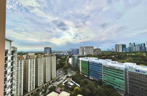 Pinagsama Condo | Luxury BGC Condo Near Venice Mall #vlra22e