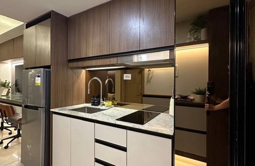 Bonifacio Global City Apartment | Luxury condo with gym,WiFi,NETFLIX at Park Mckinley West, Venice, SM Aura BGC