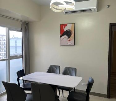Tambo Apartment | Luxury Spacious 3Bedrooms with Maid's Room Bunkbed Massage Chair Bayview Free Pool & Parking Near Okada & MOA