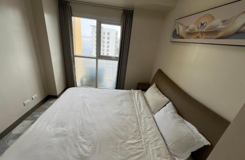 Tambo Apartment | Luxury Spacious 3Bedrooms with Maid's Room Bunkbed Massage Chair Bayview Free Pool & Parking Near Okada & MOA