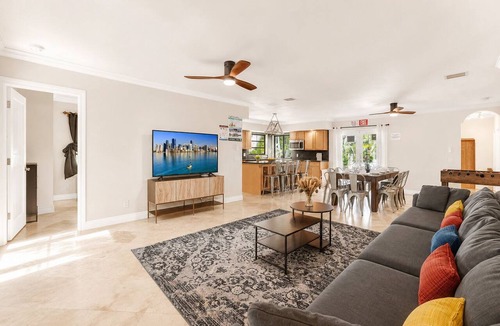 South Lake Villa | Magnificent Villa by Lake near Hollywood Beach