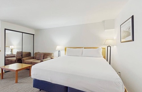 West End Cabin | Main Street room - pool & hot tub - walk to lifts, dog-friendly, balcony