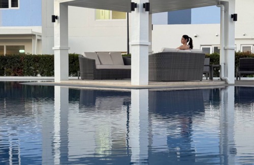 Carmona Condo | Maison Angela Suite, Your Cozy Escape with Gym, Pools, Skate Space & Movies