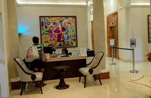 Ermita Night District Condo | ManilaBay Home condo offers you 2 bedrooms with balcony, gym, swimming pool.