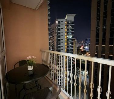 Pinagsama Apartment | McKinley Hill BGC 1BR Pool, Gym, Sauna Sleeps 3