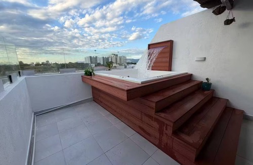 Punal Apartment | Modern penthouse with Jacuzzi near the airport