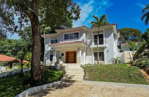 Urbanizacion Tavarez House | Modern 6 BR Villa with hot tub