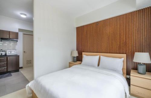 Bonifacio Global City Apartment | Modern Stylish Condo in McKinley WiFi