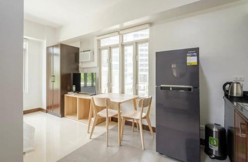Bonifacio Global City Apartment | Modern Stylish Condo in McKinley WiFi