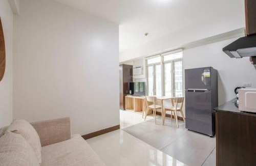 Bonifacio Global City Apartment | Modern Stylish Condo in McKinley WiFi